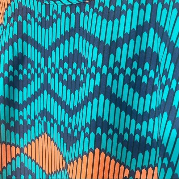 Women’s Geometric Southwestern Silky Blouse Button Back Boxy NEW Sz L Top Boho - Picture 9 of 9